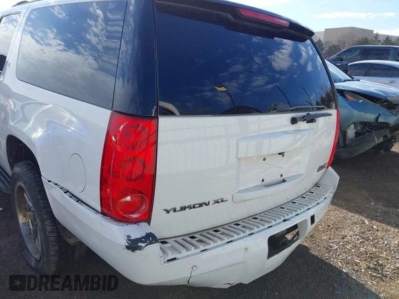 2014 GMC Yukon XL SLT with VIN 1GKS1KE00ER125405, listed as a IAAI auction lot 41609280 with 221,690 mi miles. Bid and sale history available at carsss.com. Image 16.