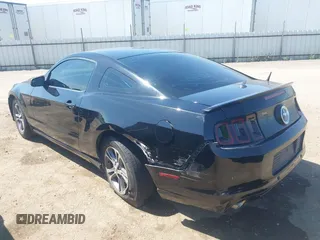 2013 Ford Mustang V6 z VIN 1ZVBP8AM2D5259728, wystawiony jako IAAI lot #42478522 z przebiegiem 179 685 mil mil oraz . Historia ofert i sprzedaży dostępna na DreamBid. Obrazek 3.