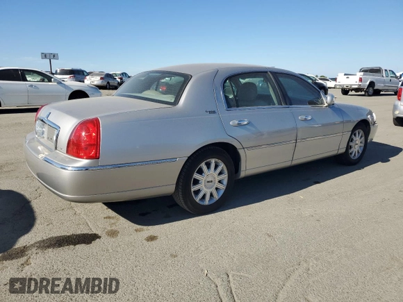2006 Lincoln Town Car Signature Limited z VIN 1LNHM82W66Y650111, wystawiony jako Copart lot #56553695 z przebiegiem 184 625 mil mil oraz Czysty tytuł • Clean title. Historia ofert i sprzedaży dostępna na DreamBid. Obrazek 3.