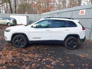 2019 Jeep Cherokee Latitude Plus with VIN 1C4PJMLB4KD321809, listed as a IAAI auction lot 40982234 with 132,496 mi miles. Bid and sale history available at carsss.com. Image 14.
