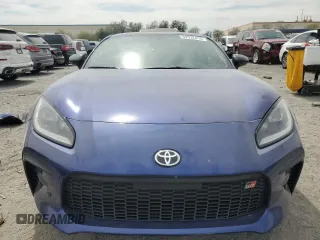 2024 Toyota 86 Premium z VIN JF1ZNBE16R8756183, wystawiony jako Copart lot #52332415 z przebiegiem 6310 mil mil oraz Szkody całkowita. Historia ofert i sprzedaży dostępna na DreamBid. Obrazek 5.