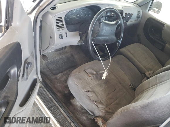 1996 Ford Ranger XL z VIN 1FTCR10A6TUC84491, wystawiony jako Copart lot #58954475 z przebiegiem 218 487 mil mil oraz Czysty tytuł • Clean title. Historia ofert i sprzedaży dostępna na DreamBid. Obrazek 8.