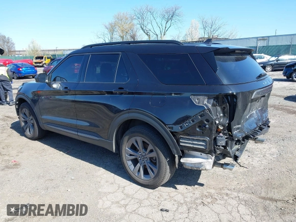 2021 Ford Explorer XLT with VIN 1FMSK8DH4MGC10613, listed as a IAAI auction lot 41932950 with 1,111 mi miles. Bid and sale history available at carsss.com. Image 3.