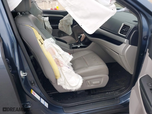 2019 Toyota Highlander SE with VIN 5TDJZRFH7KS952229, listed as a IAAI auction lot 41724179 with 107,315 mi miles. Bid and sale history available at carsss.com. Image 5.