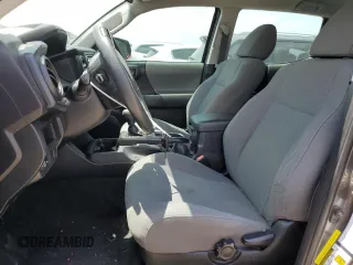 2017 Toyota Tacoma SR z VIN 5TFAX5GNXHX096186, wystawiony jako Copart lot #53731085 z przebiegiem 109 821 mil mil oraz Szkoda całkowita • Salvage title. Historia ofert i sprzedaży dostępna na DreamBid. Obrazek 7.