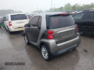 2009 Smart fortwo Pure z VIN WMEEJ31X49K226366, wystawiony jako IAAI lot #42430117 z przebiegiem 107 962 mil mil oraz . Historia ofert i sprzedaży dostępna na DreamBid. Obrazek 3.