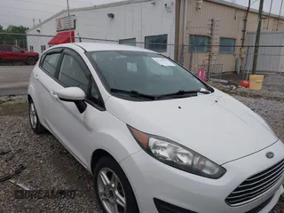 2017 Ford Fiesta SE z VIN 3FADP4EJ5HM117593, wystawiony jako IAAI lot #42212555 z przebiegiem 122 850 mil mil oraz . Historia ofert i sprzedaży dostępna na DreamBid. Obrazek 1.