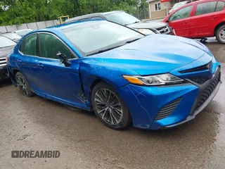 2018 Toyota Camry LE z VIN 4T1B11HKXJU089342, wystawiony jako IAAI lot #42312797 z przebiegiem 56 633 mil mil oraz . Historia ofert i sprzedaży dostępna na DreamBid. Obrazek 1.