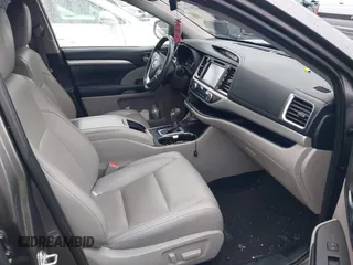 2019 Toyota Highlander SE z VIN 5TDJZRFH0KS584881, wystawiony jako IAAI lot #42016362 z przebiegiem 65 704 mil mil oraz . Historia ofert i sprzedaży dostępna na DreamBid. Obrazek 5.