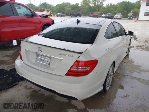 2012 Mercedes-Benz C 250 z VIN WDDGJ4HB9CF750304, wystawiony jako IAAI lot #42232200 z przebiegiem 191 463 mil mil oraz . Historia ofert i sprzedaży dostępna na DreamBid. Obrazek 4.