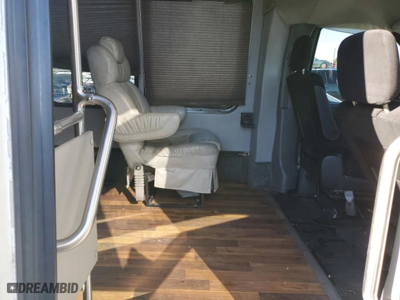 2007 Chevrolet Express Commercial Cutaway C7L DRW with VIN 1GBJG31U771223194, listed as a Copart auction lot 79680054 with NaN miles and Salvage Title. Bid and sale history available at carsss.com. Image 12.
