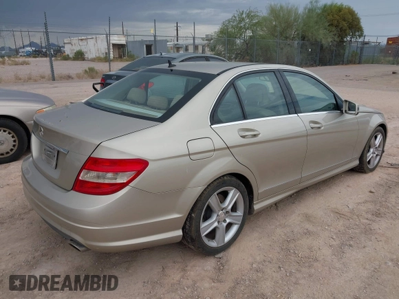 2011 Mercedes-Benz C 300 Sport z VIN WDDGF5EB8BR184662, wystawiony jako IAAI lot #42803819 z przebiegiem 152 941 mil mil oraz . Historia ofert i sprzedaży dostępna na DreamBid. Obrazek 4.