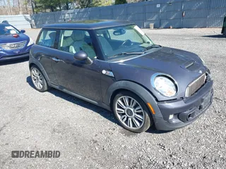 2012 MINI Hardtop S z VIN WMWSV3C51CTY16444, wystawiony jako IAAI lot #41934230 z przebiegiem 122 261 mil mil oraz . Historia ofert i sprzedaży dostępna na DreamBid. Obrazek 1.