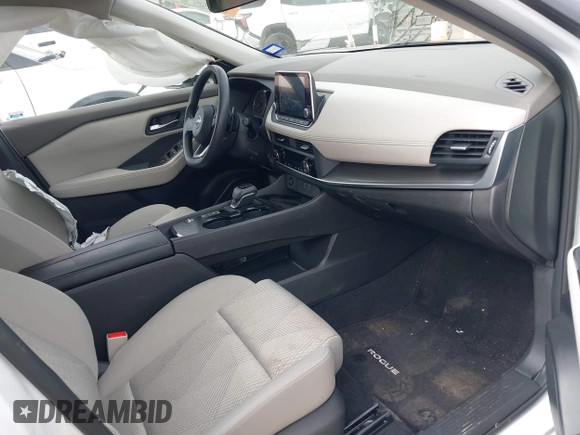2024 Nissan Rogue SV z VIN JN8BT3BA3RW359753, wystawiony jako IAAI lot #41414024 z przebiegiem 5 038 mil mil oraz . Historia ofert i sprzedaży dostępna na DreamBid. Obrazek 5.