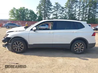 2021 Volkswagen Tiguan S с VIN 3VV1B7AX6MM110493, выставлен на аукционе IAAI как лот 42042818 с пробегом 49 745 миль миль и . История ставок и продаж доступна на DreamBid. Изображение 14.