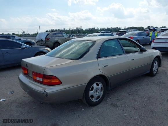 1999 Lexus ES 300 Luxury Sport Sdn with VIN JT8BF28G3X5072553, listed as a IAAI auction lot 41812954 with 195,546 mi miles. Bid and sale history available at carsss.com. Image 4.