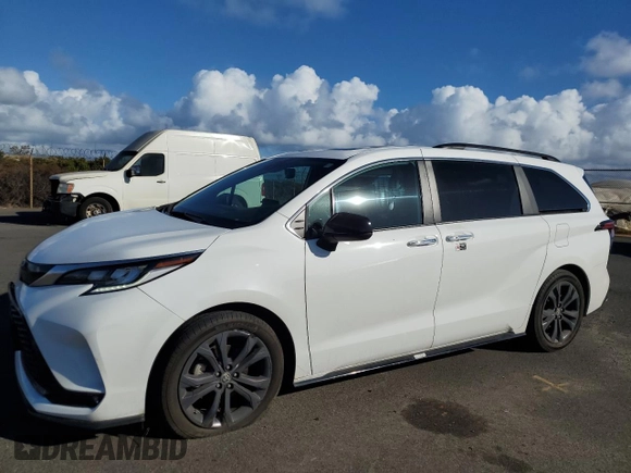2024 Toyota Sienna XSE with VIN 5TDDRKEC7RS192680, listed as a Copart auction lot 87912735 with 27,806 mi miles and Clean Title. Bid and sale history available at carsss.com. Image 1.