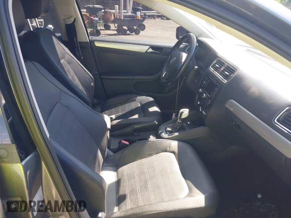 2011 Volkswagen Jetta SEL with VIN 3VWLZ7AJXBM352695, listed as a IAAI auction lot 42325497 with 166,864 mi miles and . Bid and sale history available at DreamBid. Image 5.