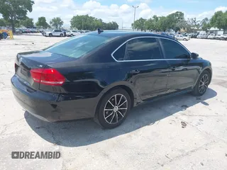 2013 Volkswagen Passat SE z VIN 1VWBP7A30DC043938, wystawiony jako IAAI lot #42411446 z przebiegiem 84 822 mil mil oraz . Historia ofert i sprzedaży dostępna na DreamBid. Obrazek 4.