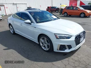 2022 Audi A5 Sportback S line Premium Plus z VIN WAUFACF55NA019430, wystawiony jako IAAI lot #42303639 z przebiegiem 12 464 mil mil oraz . Historia ofert i sprzedaży dostępna na DreamBid. Obrazek 1.