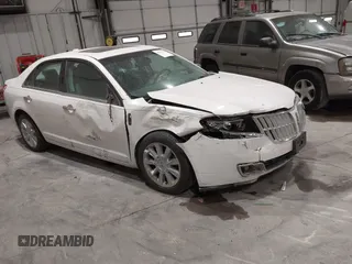 2010 Lincoln MKZ z VIN 3LNHL2GC9AR750354, wystawiony jako IAAI lot #41835102 z przebiegiem Nie podano mil oraz . Historia ofert i sprzedaży dostępna na DreamBid. Obrazek 1.