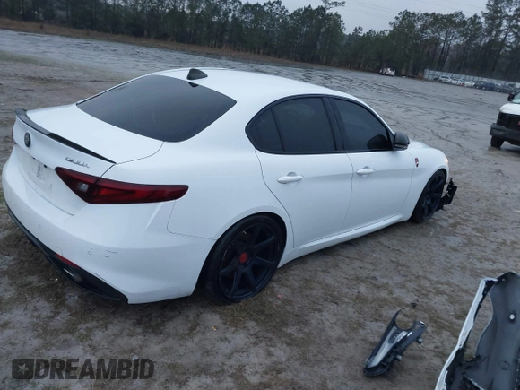 2017 Alfa Romeo Giulia Ti z VIN ZARFAECN2H7539370, wystawiony jako IAAI lot #41762612 z przebiegiem 100 629 mil mil oraz . Historia ofert i sprzedaży dostępna na DreamBid. Obrazek 4.