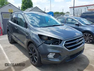 2019 Ford Escape SE z VIN 1FMCU0GD0KUB74569, wystawiony jako IAAI lot #42271476 z przebiegiem 66 335 mil mil oraz . Historia ofert i sprzedaży dostępna na DreamBid. Obrazek 1.