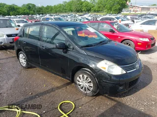 2009 Nissan Versa S z VIN 3N1BC13E59L460125, wystawiony jako IAAI lot #42175370 z przebiegiem 148 356 mil mil oraz . Historia ofert i sprzedaży dostępna na DreamBid. Obrazek 1.