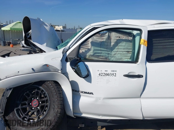 2012 Toyota Tacoma PreRunner z VIN 3TMJU4GN2CM128050, wystawiony jako IAAI lot #42200352 z przebiegiem Nie podano mil oraz . Historia ofert i sprzedaży dostępna na DreamBid. Obrazek 17.
