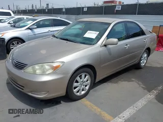 2002 Toyota Camry LE z VIN 4T1BE32K72U078387, wystawiony jako IAAI lot #42052328 z przebiegiem 157 394 mil mil oraz . Historia ofert i sprzedaży dostępna na DreamBid. Obrazek 2.