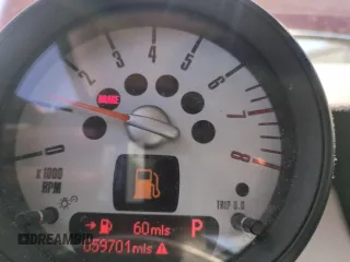 2011 MINI Hardtop z VIN WMWSU3C58BT252888, wystawiony jako Copart lot #55334725 z przebiegiem 59 701 mil mil oraz Szkody całkowita. Historia ofert i sprzedaży dostępna na DreamBid. Obrazek 9.