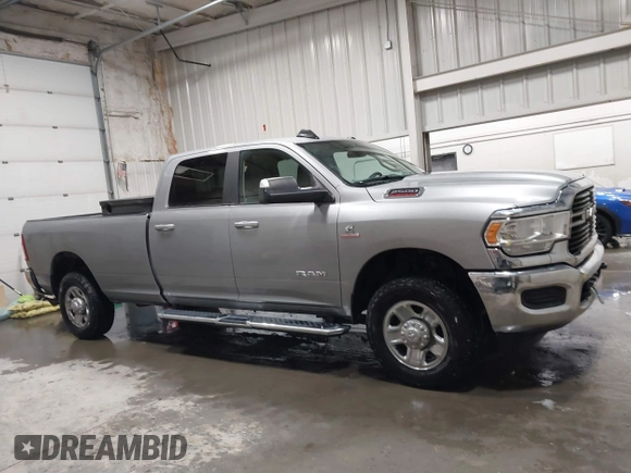 2020 Ram 2500 Big Horn z VIN 3C6UR5JL0LG116089, wystawiony jako IAAI lot #41433137 z przebiegiem 53 399 mil mil oraz . Historia ofert i sprzedaży dostępna na DreamBid. Obrazek 13.