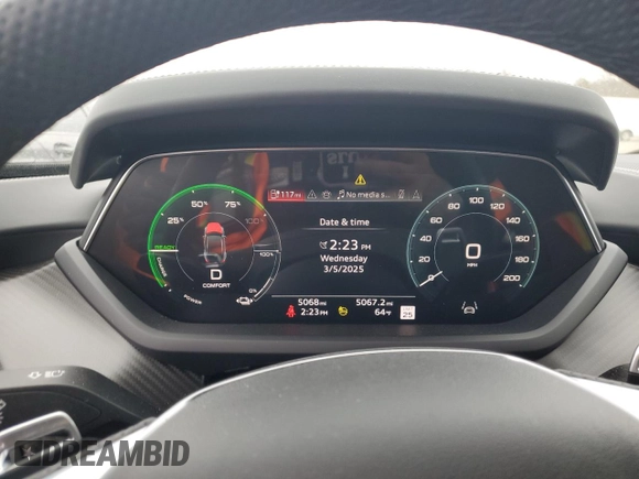 2024 Audi RS e-tron GT z VIN WAUBHBFWXR7901726, wystawiony jako Copart lot #47284335 z przebiegiem 5068 mil mil oraz Szkody całkowita. Historia ofert i sprzedaży dostępna na DreamBid. Obrazek 9.