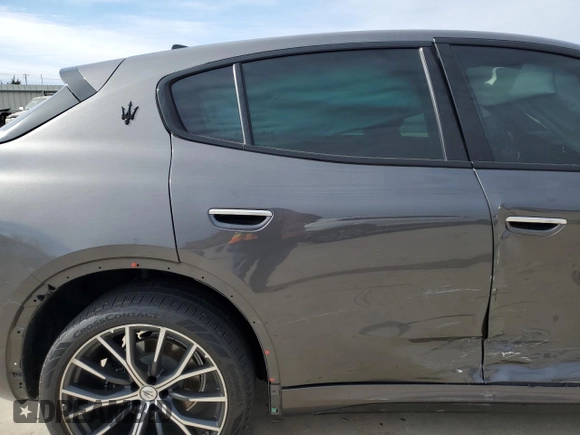 2023 Maserati Grecale Modena z VIN ZN682AVM8P7434729, wystawiony jako Copart lot #88773195 z przebiegiem Nie podano mil oraz Szkody całkowita. Historia ofert i sprzedaży dostępna na DreamBid. Obrazek 11.