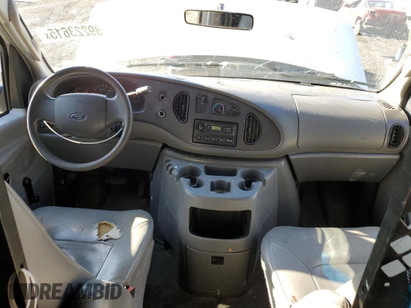 2004 Ford Econoline Cargo z VIN 1FTNE24LX4HA51567, wystawiony jako Copart lot #89223615 z przebiegiem 235 782 mil mil oraz Czysty tytuł • Clean title. Historia ofert i sprzedaży dostępna na DreamBid. Obrazek 8.
