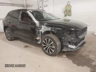 2023 Volvo XC60 Plus Dark Theme z VIN YV4L12RL4P1267842, wystawiony jako IAAI lot #41916756 z przebiegiem 8905 mil mil oraz . Historia ofert i sprzedaży dostępna na DreamBid. Obrazek 1.