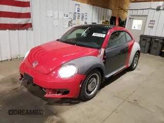 2013 Volkswagen Beetle 2.5L w/Sun z VIN 3VWJP7AT2DM620334, wystawiony jako Copart lot #66625425 z przebiegiem 33 410 mil mil oraz Czysty tytuł • Clean title. Historia ofert i sprzedaży dostępna na DreamBid. Obrazek 1.