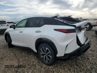 2024 Lexus RZ 450e Premium z VIN JTJAAAAB8RA023618, wystawiony jako Copart lot #43230375 z przebiegiem 8307 mil mil oraz Szkody całkowita. Historia ofert i sprzedaży dostępna na DreamBid. Obrazek 2.