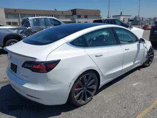 2020 Tesla Model 3 Performance z VIN 5YJ3E1EC6LF805448, wystawiony jako IAAI lot #42207433 z przebiegiem 114 412 mil mil oraz . Historia ofert i sprzedaży dostępna na DreamBid. Obrazek 4.