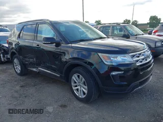 2018 Ford Explorer XLT z VIN 1FM5K8D85JGC21810, wystawiony jako IAAI lot #42269512 z przebiegiem 68 533 mil mil oraz . Historia ofert i sprzedaży dostępna na DreamBid. Obrazek 1.