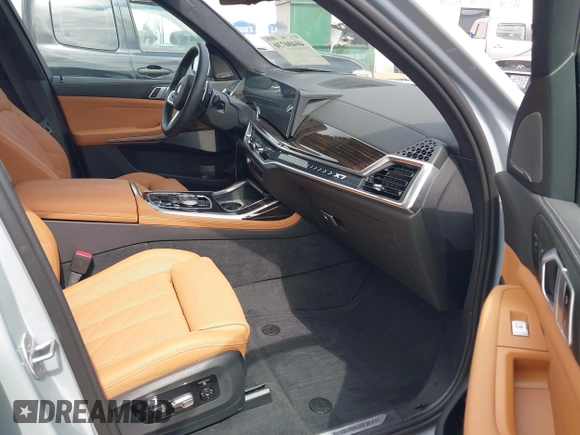 2024 BMW X7 xDrive40i z VIN 5UX23EM07R9T99861, wystawiony jako IAAI lot #40400730 z przebiegiem 9 916 mil mil oraz . Historia ofert i sprzedaży dostępna na DreamBid. Obrazek 5.