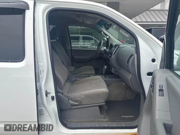 2013 Nissan Frontier SV z VIN 1N6AD0EV0DN741171, wystawiony jako IAAI lot #42473783 z przebiegiem 169 234 mil mil oraz . Historia ofert i sprzedaży dostępna na DreamBid. Obrazek 5.