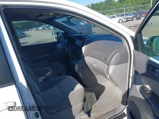 2010 Toyota Sienna CE z VIN 5TDKK4CCXAS316407, wystawiony jako IAAI lot #42300519 z przebiegiem 282 196 mil mil oraz . Historia ofert i sprzedaży dostępna na DreamBid. Obrazek 5.