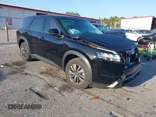 2022 Nissan Pathfinder S z VIN 5N1DR3AC2NC231971, wystawiony jako IAAI lot #41804958 z przebiegiem 71 721 mil mil oraz . Historia ofert i sprzedaży dostępna na DreamBid. Obrazek 1.