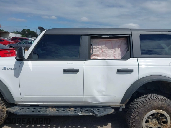 2022 Ford Bronco with VIN 1FMEE5DP1NLB31354, listed as a IAAI auction lot 40300510 with 8,980 mi miles. Bid and sale history available at carsss.com. Image 13.