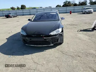 2013 Tesla Model S z VIN 5YJSA1CN8DFP05395, wystawiony jako Copart lot #51771645 z przebiegiem 111 851 mil mil oraz Szkoda całkowita • Salvage title. Historia ofert i sprzedaży dostępna na DreamBid. Obrazek 10.