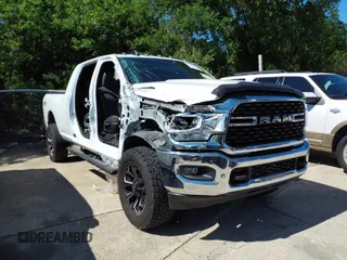 2022 Ram 2500 Big Horn z VIN 3C6UR5ML0NG323886, wystawiony jako IAAI lot #41996887 z przebiegiem 105 593 mil mil oraz . Historia ofert i sprzedaży dostępna na DreamBid. Obrazek 1.