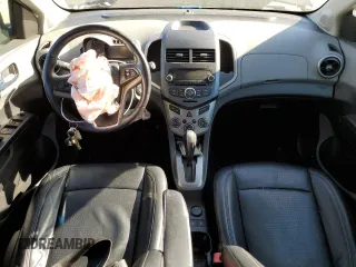 2012 Chevrolet Sonic LTZ z VIN 1G1JE6SH5C4195594, wystawiony jako Copart lot #88336435 z przebiegiem 105 112 mil mil oraz Szkoda całkowita • Salvage title. Historia ofert i sprzedaży dostępna na DreamBid. Obrazek 8.