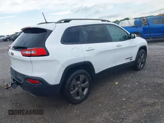 2016 Jeep Cherokee Latitude z VIN 1C4PJMCS4GW332918, wystawiony jako IAAI lot #42447507 z przebiegiem 97 575 mil mil oraz . Historia ofert i sprzedaży dostępna na DreamBid. Obrazek 4.