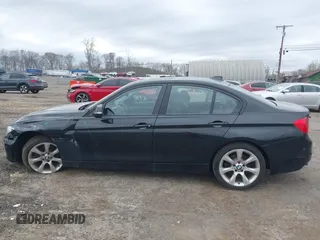 2015 BMW 3 Series 328i xDrive z VIN WBA3B5G53FNS16309, wystawiony jako IAAI lot #42093692 z przebiegiem 84 229 mil mil oraz . Historia ofert i sprzedaży dostępna na DreamBid. Obrazek 14.